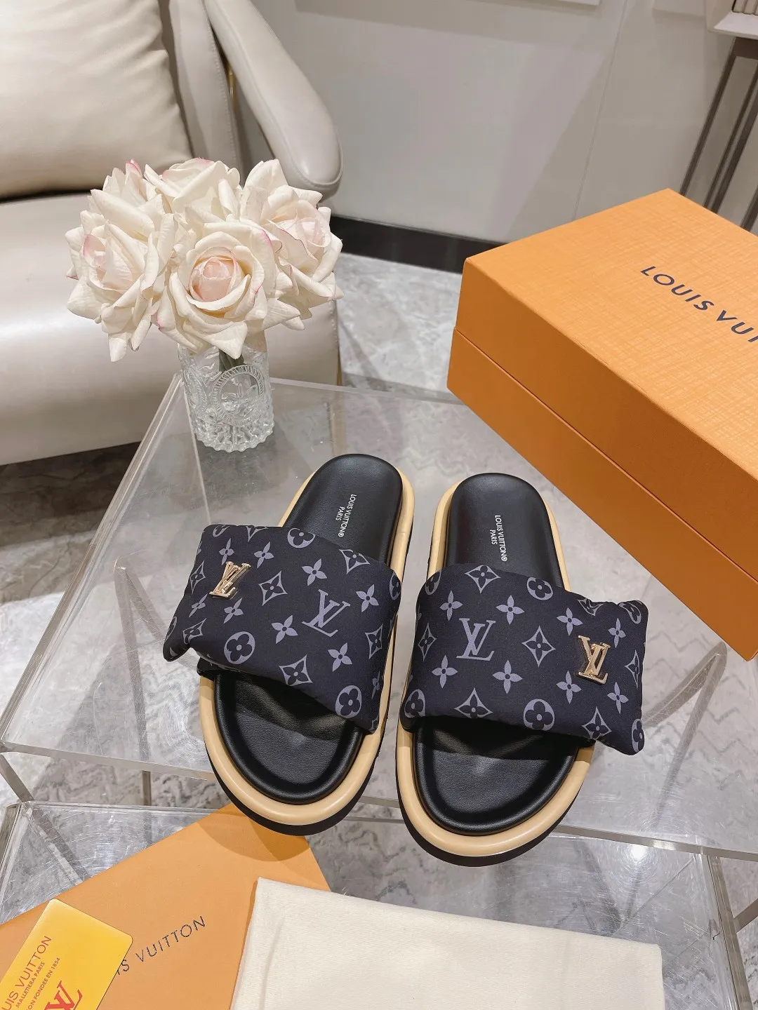 👟👟Ex-factory price 360👟👟 Lvjia brand | ²⁰²5 𝐬𝐬 💛2025 spring and summer latest popular Velcro series...Couple style thick-soled slippers, new rare products at the purchasing level💫 🍒This style is the favorite of celebrities🌟big internet celebrities. A simple and elegant sandal. A good style that you can't take your eyes off at a glance! The thick sole has the effect of increasing the height of the feet. It has the function of elongating the legs immediately. It is exquisite and low-key luxury✔️ No matter it is paired with skirts or trousers, it is super aura🛍 ━━━━━ ЅᏇєєt ━━━━━ ▪️Upper: LV old floral fabric ▪️Outsole: original molded outsole ▪️Shoe size: 35-45